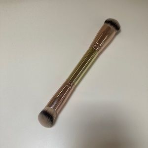 Cosmetic blender brush by Maskara